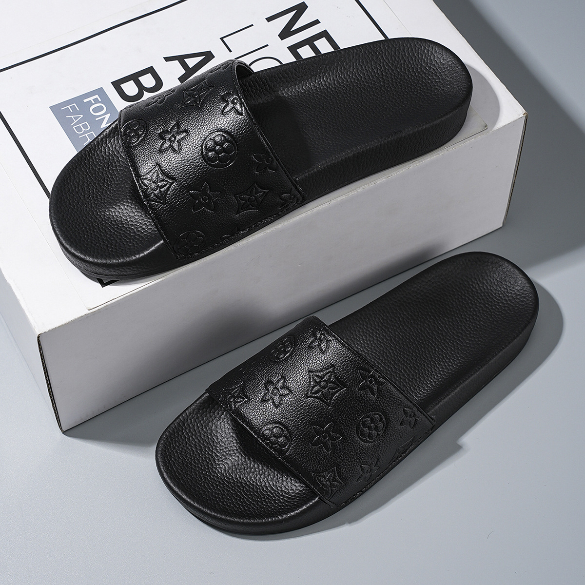 Hot new Free shipping designer slippers for mens flat slippers black blue Fashionable and versatile Non slip soft soled casual outdoor slippers