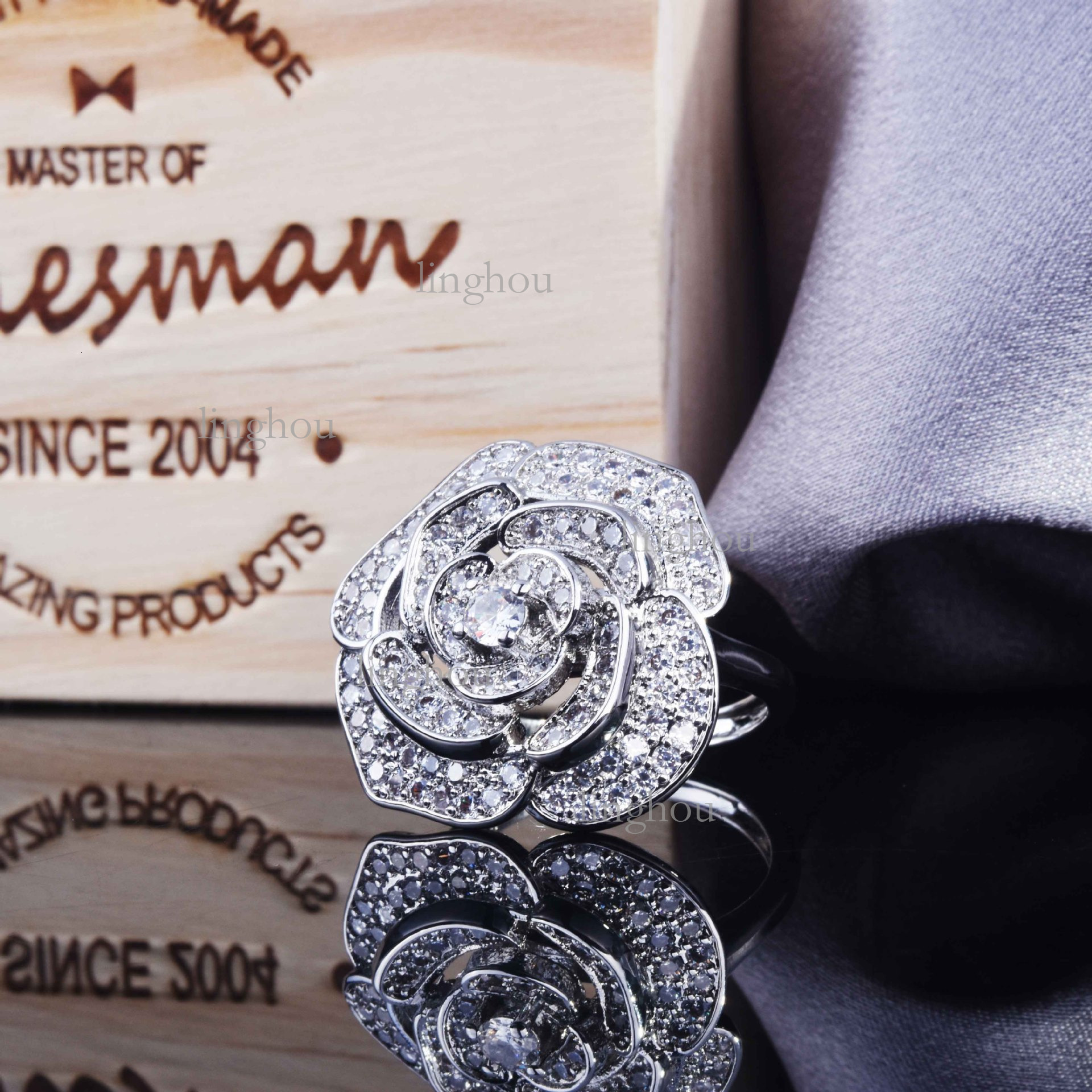 2026 Fashion Hollow Rose Designer Necklace Bracelet Earring Set Luxury Brand Women's Jewelry Trendy High End All Diamond Necklace Classic Clothin