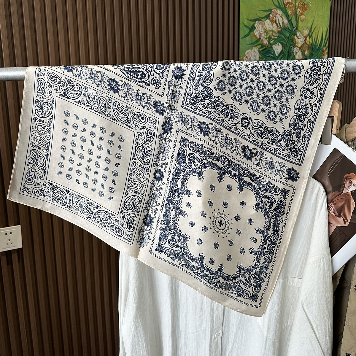 Spring new style ladies' blue and white porcelain color silk scarf, fashionable Chinese style, silk scarf in square shape, used for neck protecti