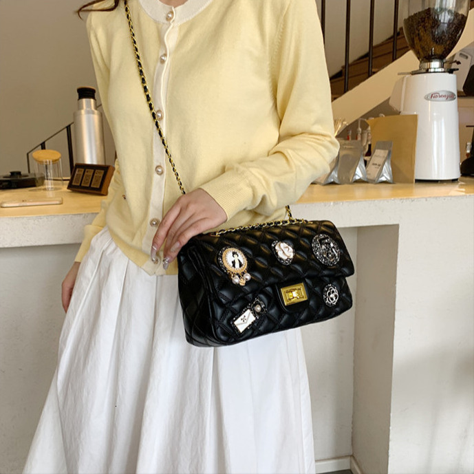 2026 Imitation Sheepskin Women's Handbag Luxury Fashion Large Capacity With Compartments Personalized Diamond Grid Badge Single Shoulder Crossbod