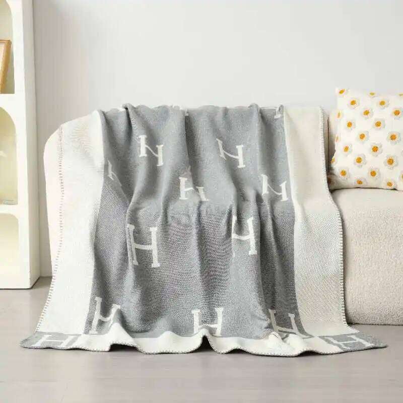 2026 new high-quality nap plush sofa cover office air conditioning blanket, aviation blanket 26H0319