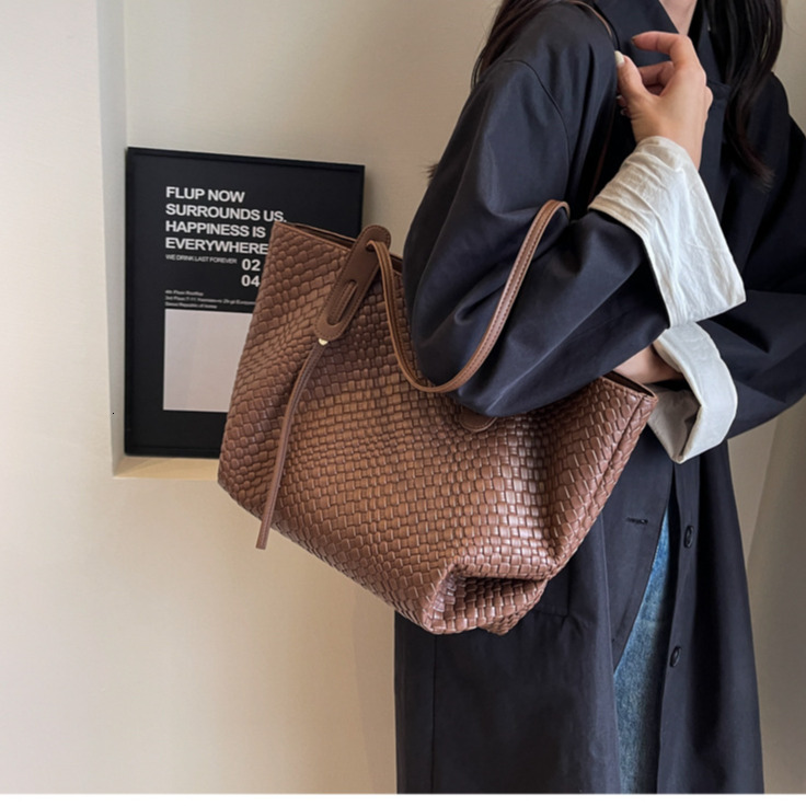 2026 Luxury Women's Knitted Shoulder Bag New Retro Fashion Versatile Underarm Bag Trendy Korean Version Large Capacity Tote Bag Soft Leather Shop