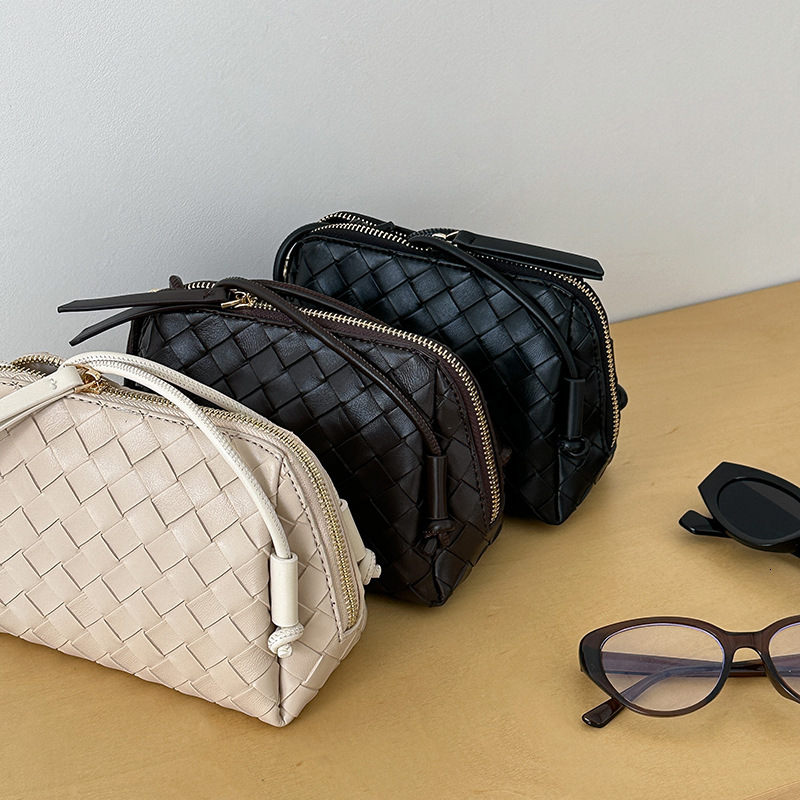 2026 Luxury Brand Women's Hand Woven Shoulder Bag New Korean Fashion Soft Face Phone Bag Versatile Trendy Handbag Casual Shopping Bag Wholesale