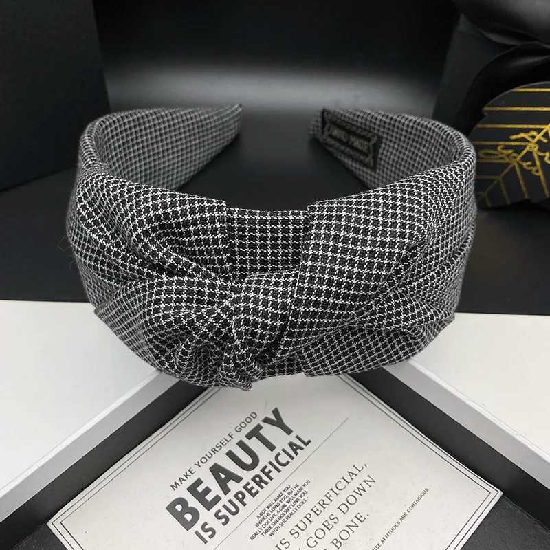 Retro New Checkered Hair Clips and Headbands for Women High Top for Face-Flattering Hourglass Stylish Accessories with Wide Edg H260319