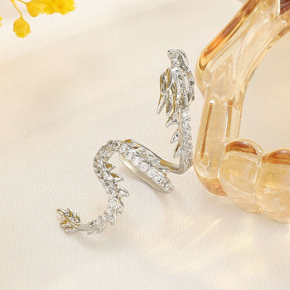 Dragon-shaped non-pierced cuffs and earrings women in Year of the Dragon, new Chinese-style earrings, high-end ear clips for men