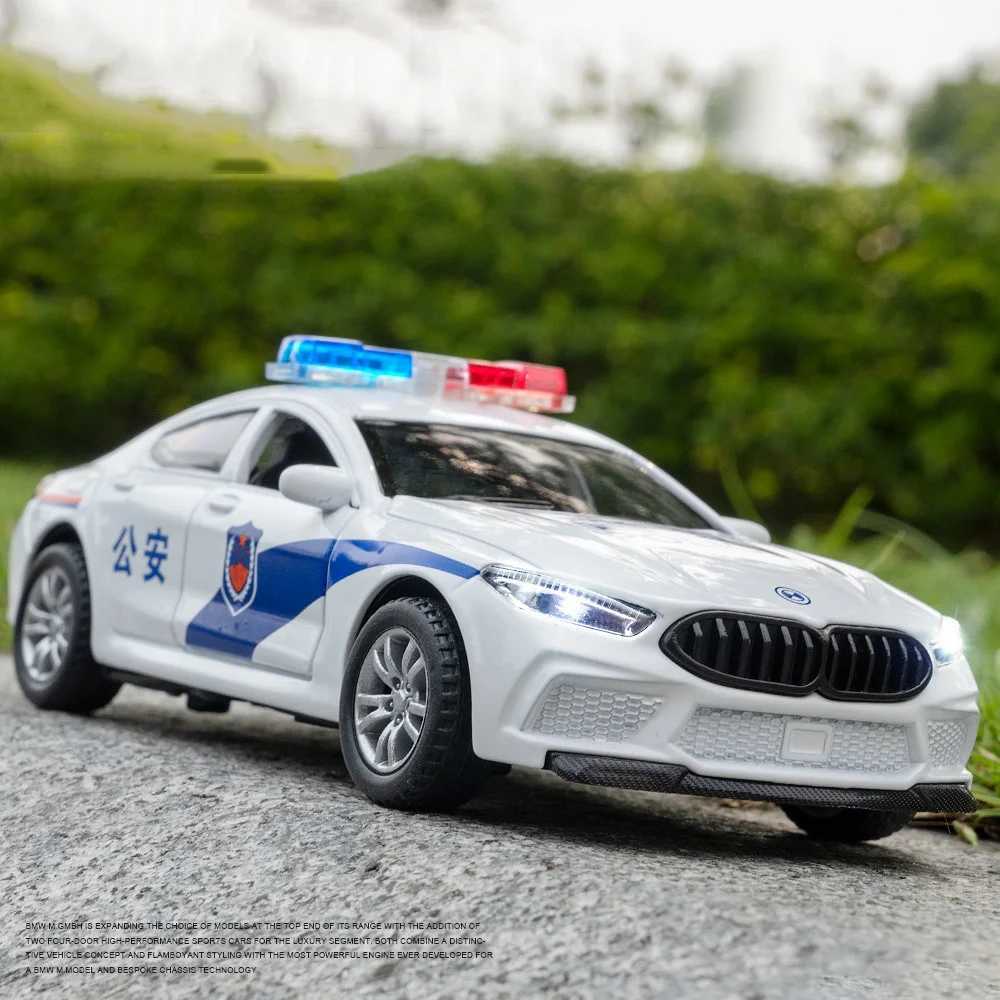 132 M8 Mini Police Car Toy Models Alloy Diecast Sound Light Pull Back 4 Doors Opened Rubber Tires Festival Vehicle Toys Gifts Y260319