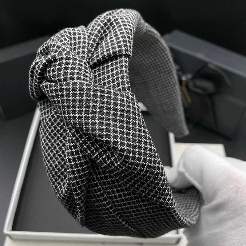 Retro New Checkered Hair Clips and Headbands for Women High Top for Face-Flattering Hourglass Stylish Accessories with Wide Edg H260319