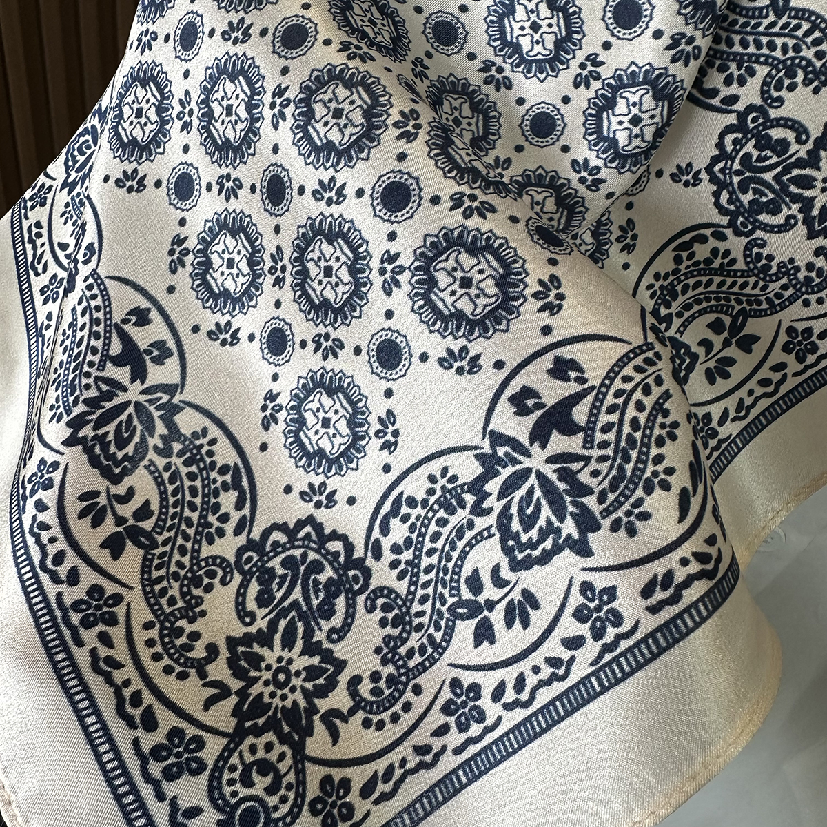 Spring new style ladies' blue and white porcelain color silk scarf, fashionable Chinese style, silk scarf in square shape, used for neck protecti