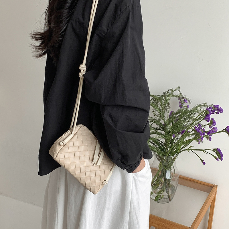 2026 Luxury Brand Women's Hand Woven Shoulder Bag New Korean Fashion Soft Face Phone Bag Versatile Trendy Handbag Casual Shopping Bag Wholesale