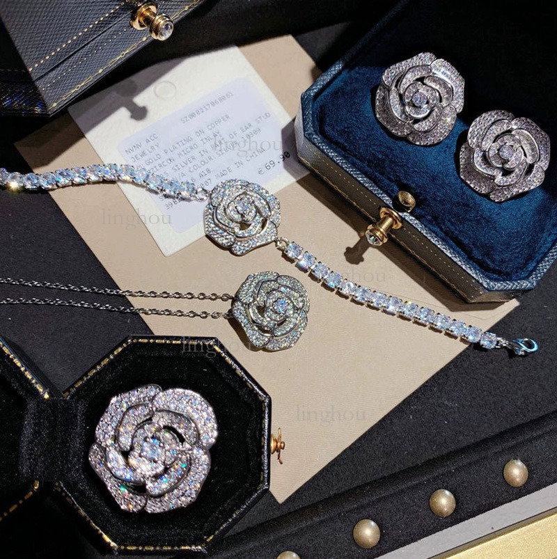 2026 Fashion Hollow Rose Designer Necklace Bracelet Earring Set Luxury Brand Women's Jewelry Trendy High End All Diamond Necklace Classic Clothin