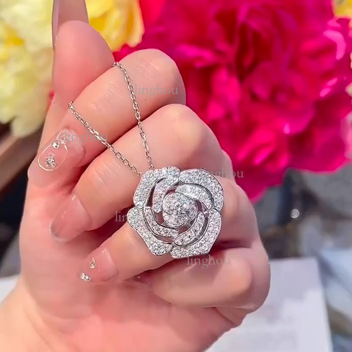 2026 Fashion Hollow Rose Designer Necklace Bracelet Earring Set Luxury Brand Women's Jewelry Trendy High End All Diamond Necklace Classic Clothin