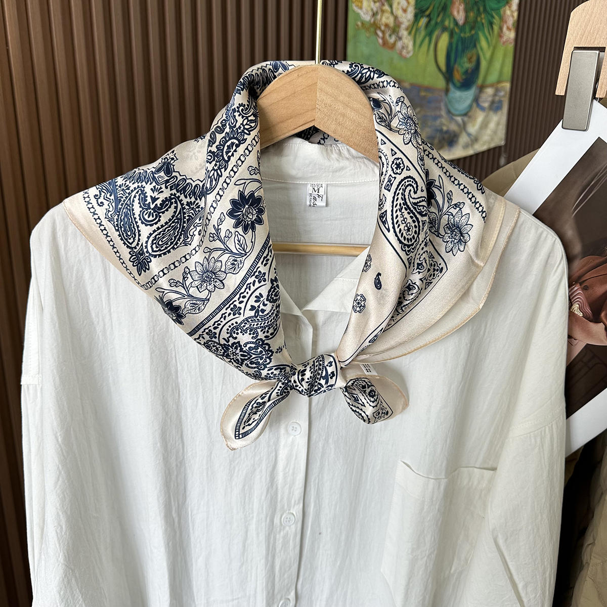 Spring new style ladies' blue and white porcelain color silk scarf, fashionable Chinese style, silk scarf in square shape, used for neck protecti