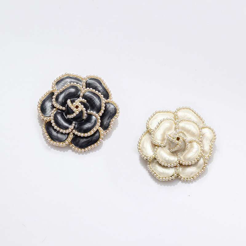 Brooch High End Brooch White Pearl Drip Oil Camellia Black Rose Retro Suit Large Sweater Brooch Accessory Designer Jewelry Bijoux Exquisite Fashion