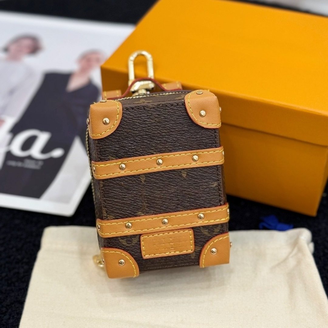 Luxury Designers Luggage Keychains Letters Designers Keychain Fashion Car Keychain Women Buckle Jewelry Charm Keyring Bags Pendant Gift