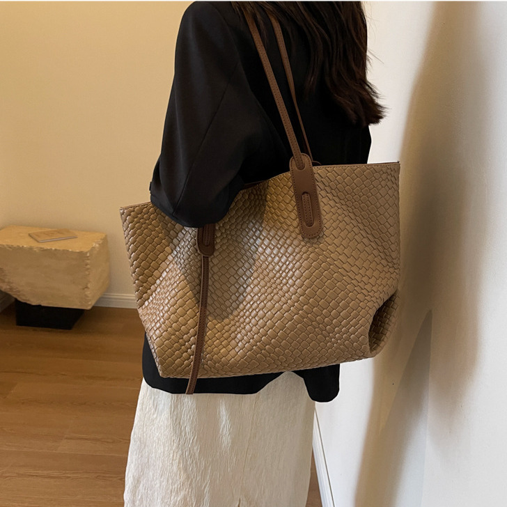 2026 Luxury Women's Knitted Shoulder Bag New Retro Fashion Versatile Underarm Bag Trendy Korean Version Large Capacity Tote Bag Soft Leather Shop