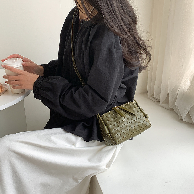 2026 Luxury Brand Women's Hand Woven Shoulder Bag New Korean Fashion Soft Face Phone Bag Versatile Trendy Handbag Casual Shopping Bag Wholesale