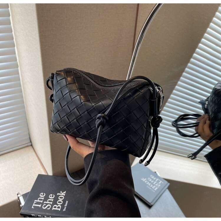 New niche woven for women, popular versatile crossbody soft quilted shoulder underarm bag, cross-border bag