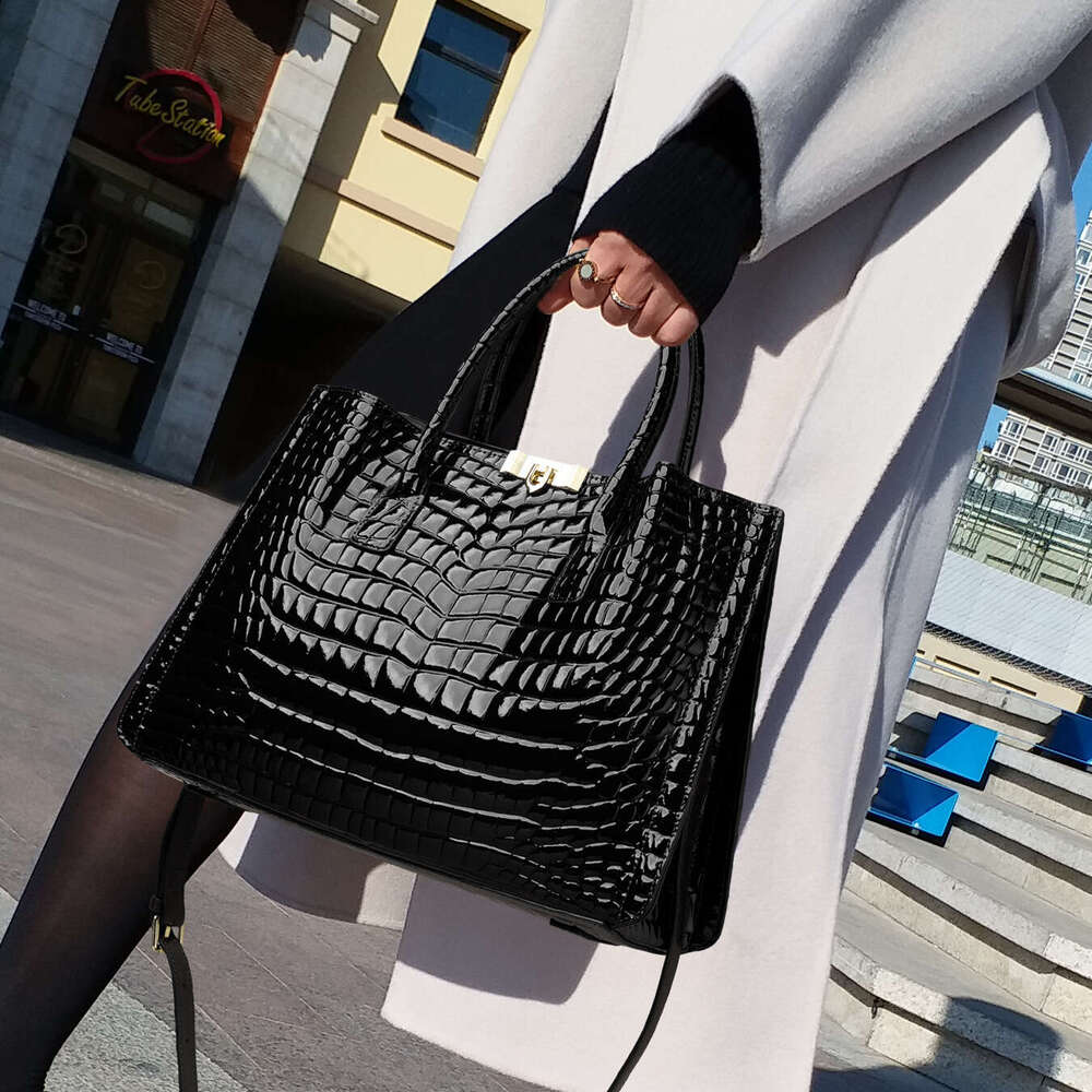 2026 New Light Luxury Niche Crocodile Pattern Women Handbag, Genuine Cowhide Hobo Tote Shoulder High-End Daily Commute Bag, Factory Direct Shipping SE