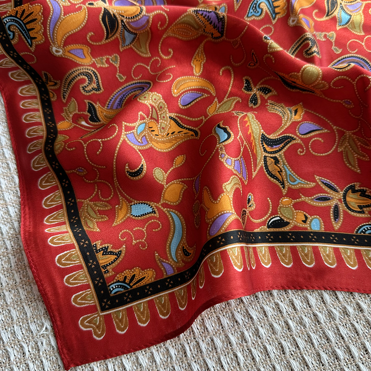 A red exquisite silk scarf, suitable for women to wear. It has a fashionable and elegant neck support function. This is a small silk scarf.