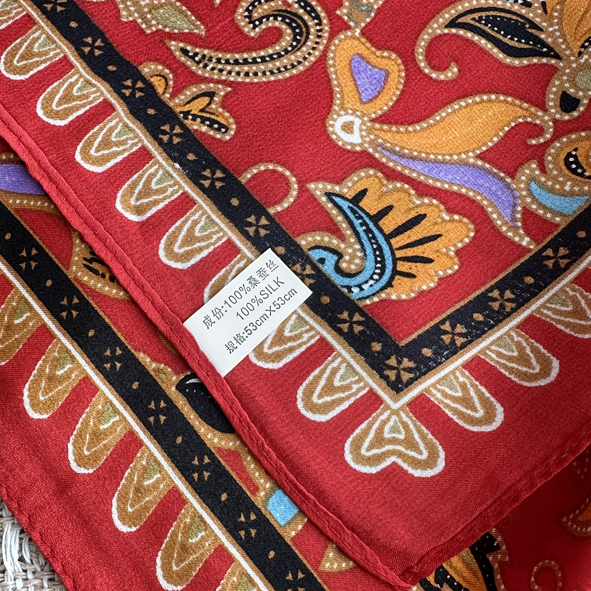 A red exquisite silk scarf, suitable for women to wear. It has a fashionable and elegant neck support function. This is a small silk scarf.