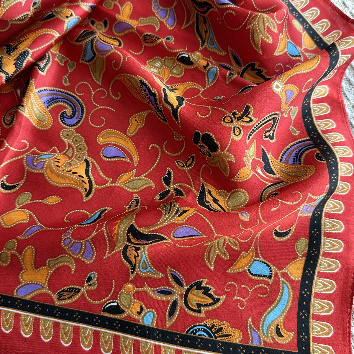 A red exquisite silk scarf, suitable for women to wear. It has a fashionable and elegant neck support function. This is a small silk scarf.