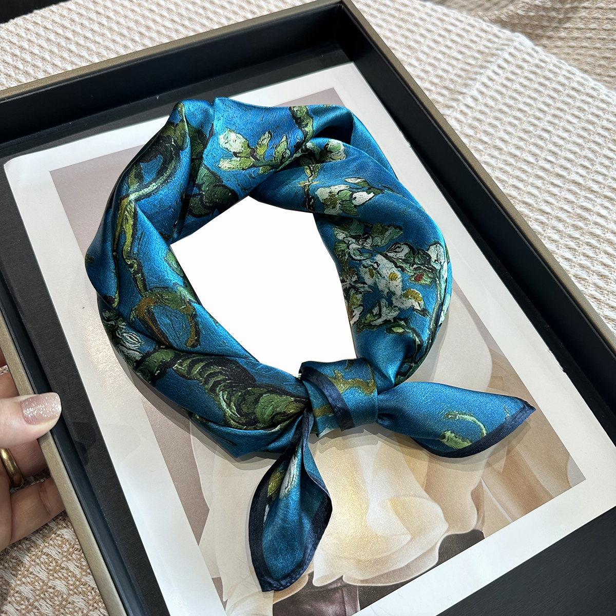 Green Chinese-style oil painting silk scarf for women, stylish and elegant neck support headband, small scarf, thin style mulberry silk scarf