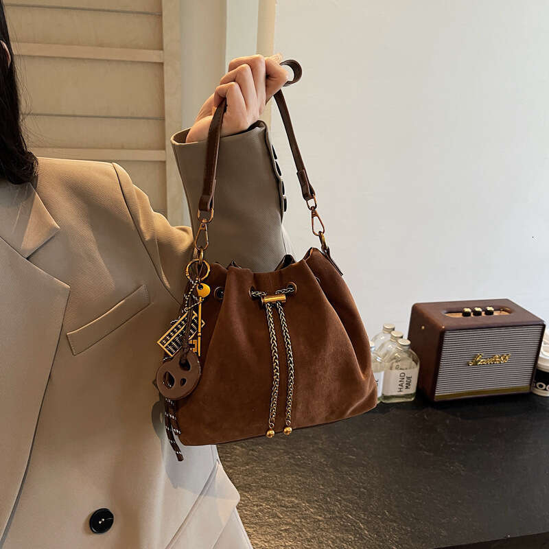 New vintage matte small bag for women, fashionable and versatile crossbody bucket bag, soft