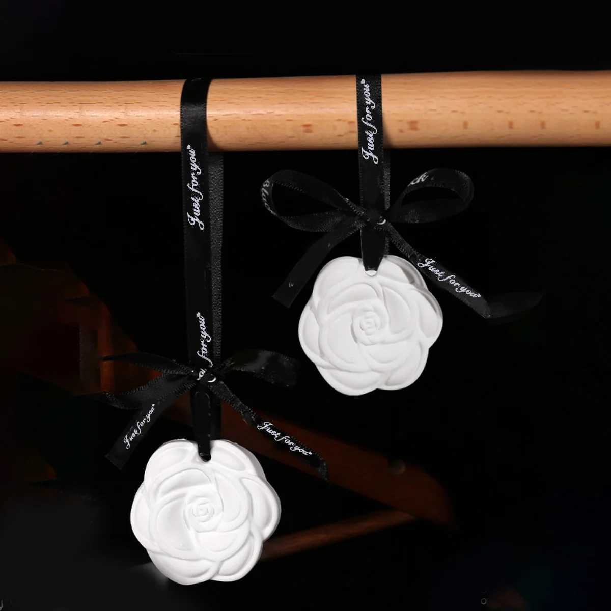 Indoor ceramic stone fragrance diffuser hanging for home use solid light car aromatherapy camellia pendant decoration H260319