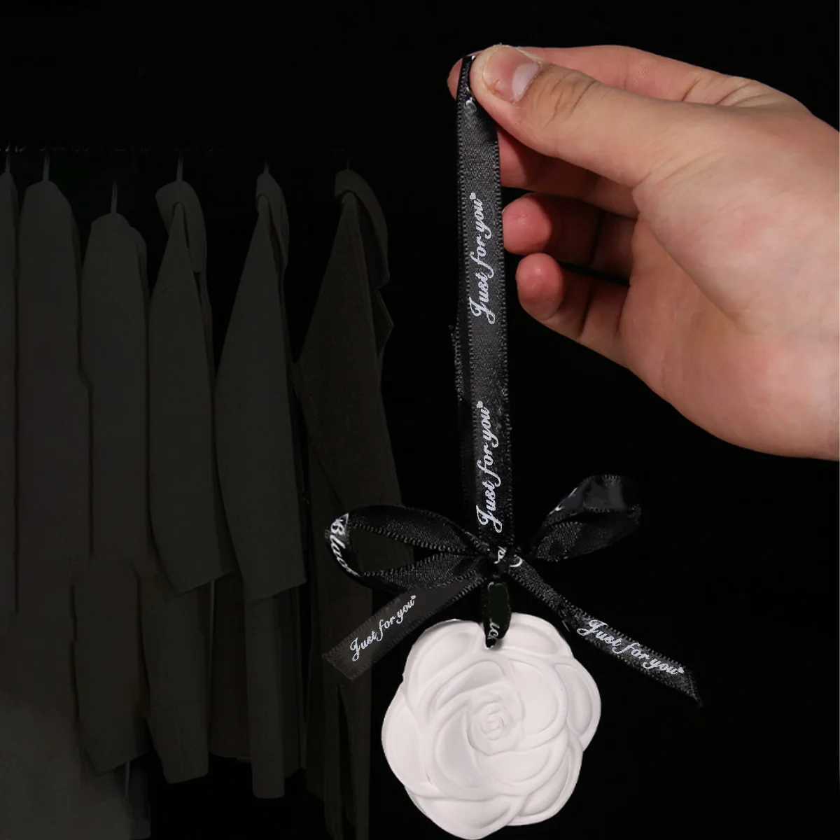 Indoor ceramic stone fragrance diffuser hanging for home use solid light car aromatherapy camellia pendant decoration H260319