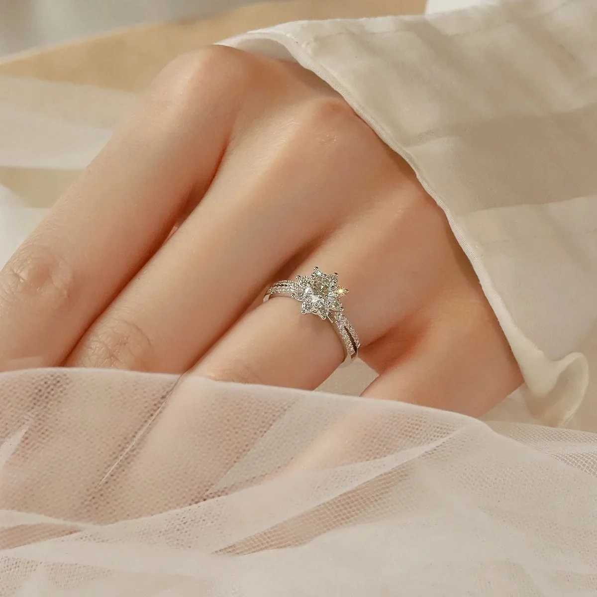 Womens Sunflower Ring PT950 Platinum 05CT Moissanite Light Warmth Symbol Eternal Love Vitality Daily Gift H260320 - view 3