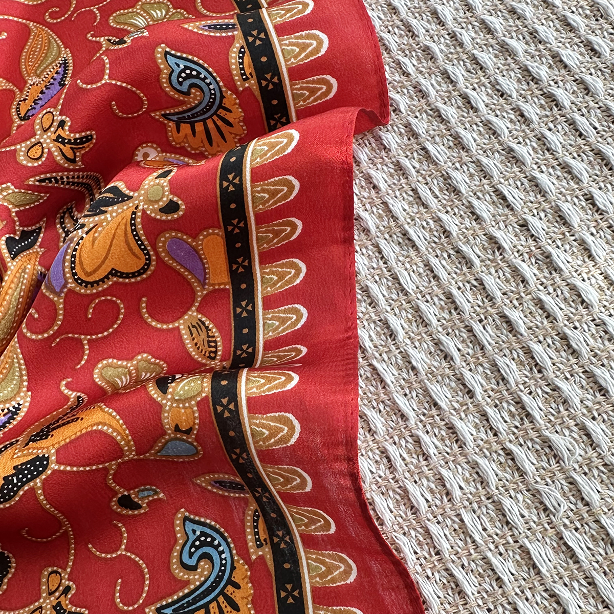 A red exquisite silk scarf, suitable for women to wear. It has a fashionable and elegant neck support function. This is a small silk scarf.