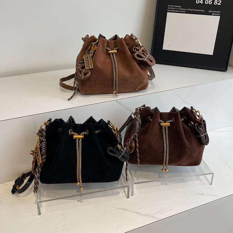 New vintage matte small bag for women, fashionable and versatile crossbody bucket bag, soft