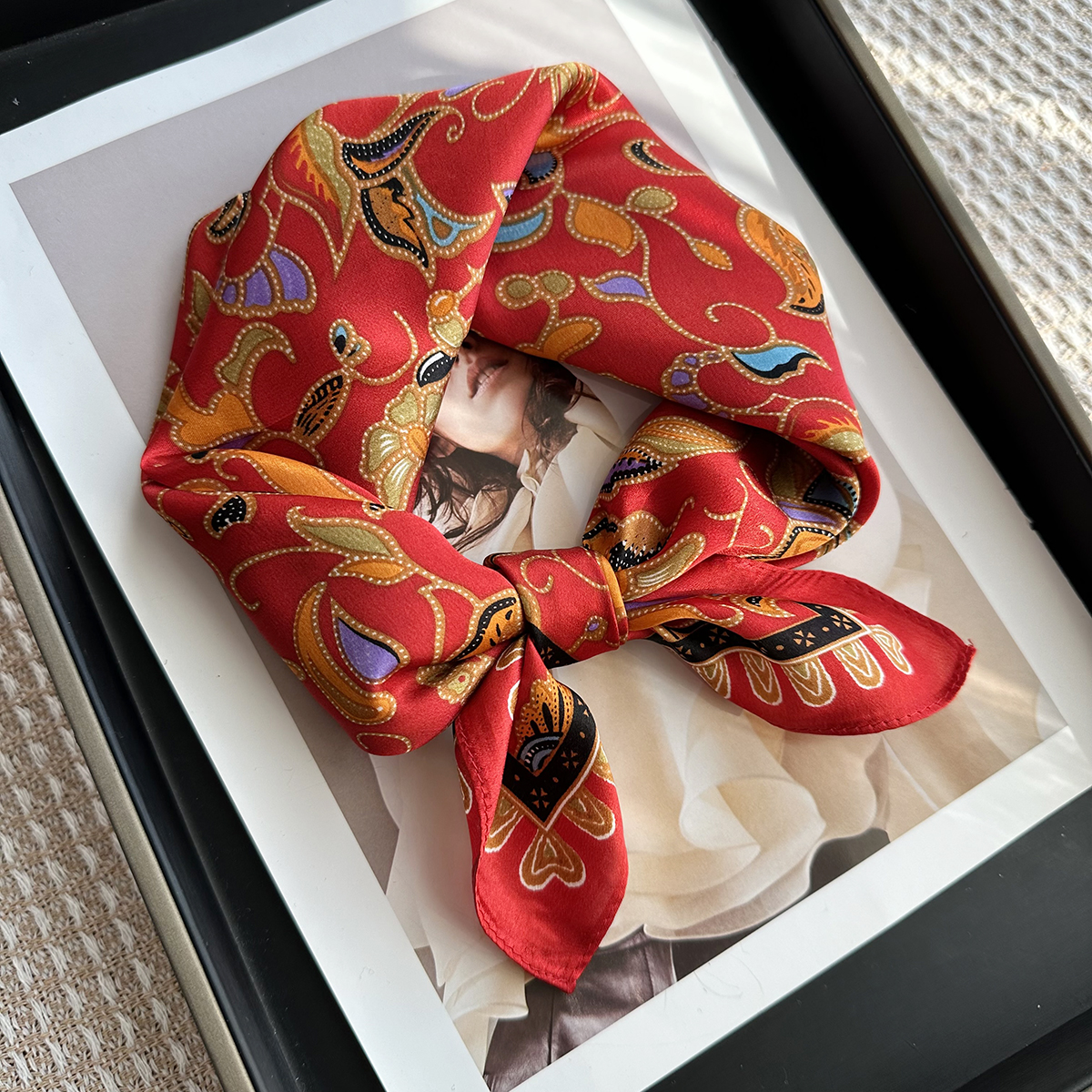 A red exquisite silk scarf, suitable for women to wear. It has a fashionable and elegant neck support function. This is a small silk scarf.