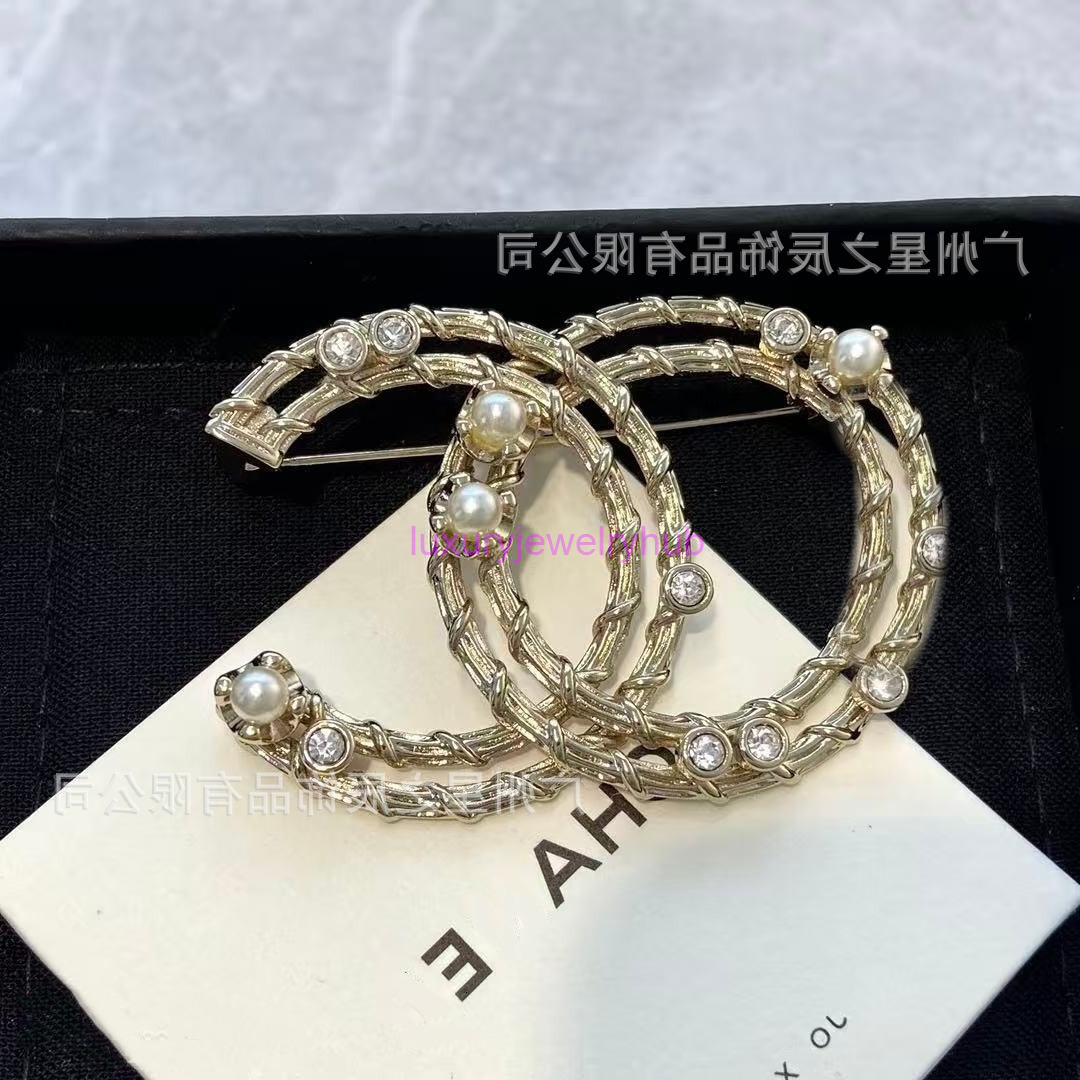 designer brooch channels Large and small pearl inlaid with diamonds hollow brooch for women fashionable clothing pin cc brooch