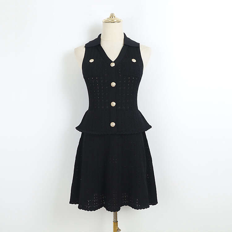 j29 Designer's mid length knitted dress for summer and autumn, sleeveless and foldable, with gold buttons at the waist and pleated hem at the hem