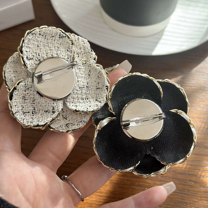 Broch Retro Fabric Style Metal Chain Pearl Camellia Brooch Three Dimensional Flower Niche Fashion Exquisite Pin Multi Color Chest Flower Designer Broc