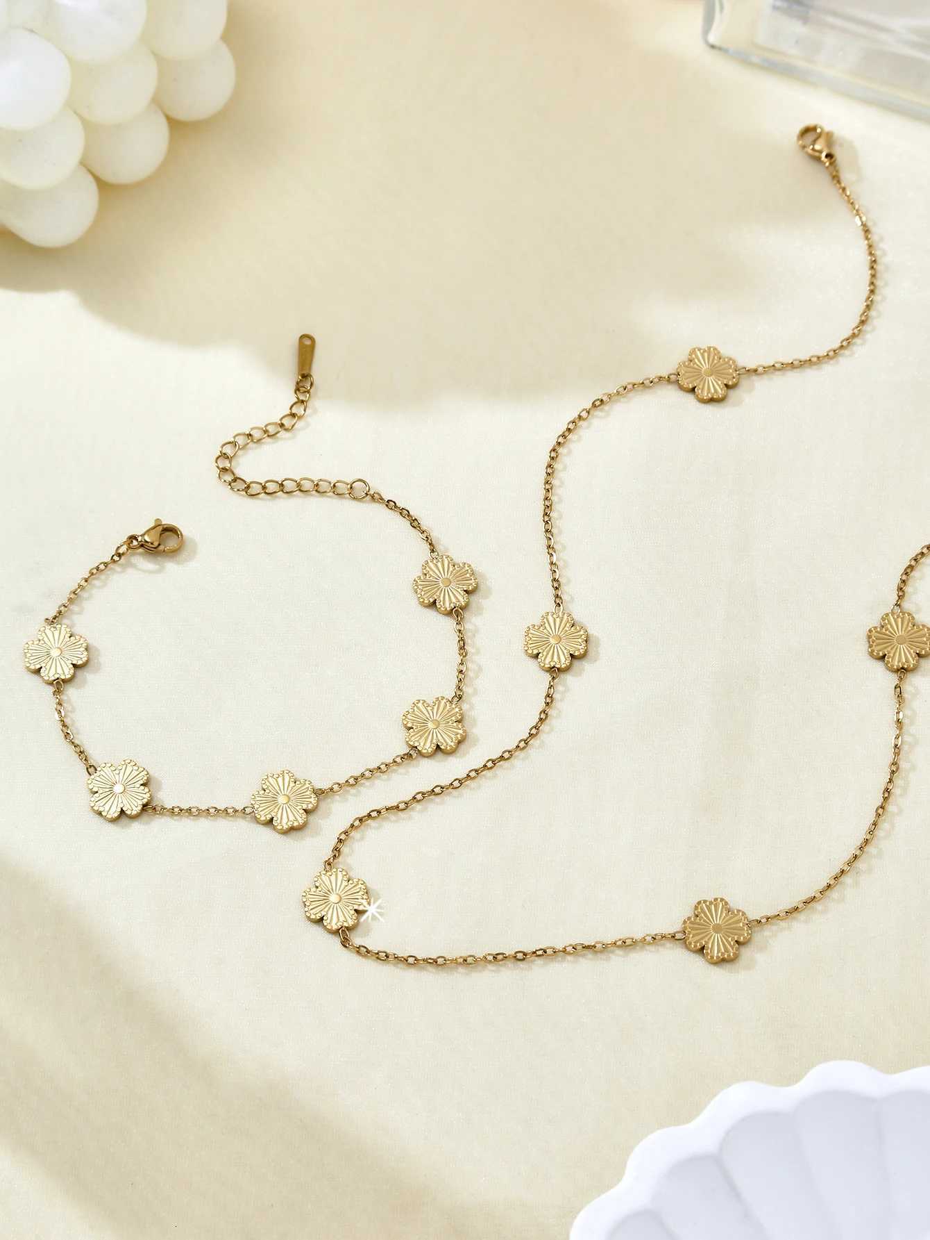 1Pcs Temperament Exquisite Senior Sense Charm Stainless Steel 18K Gold Plated Lucky Flower Necklace Female H260321 - view 3