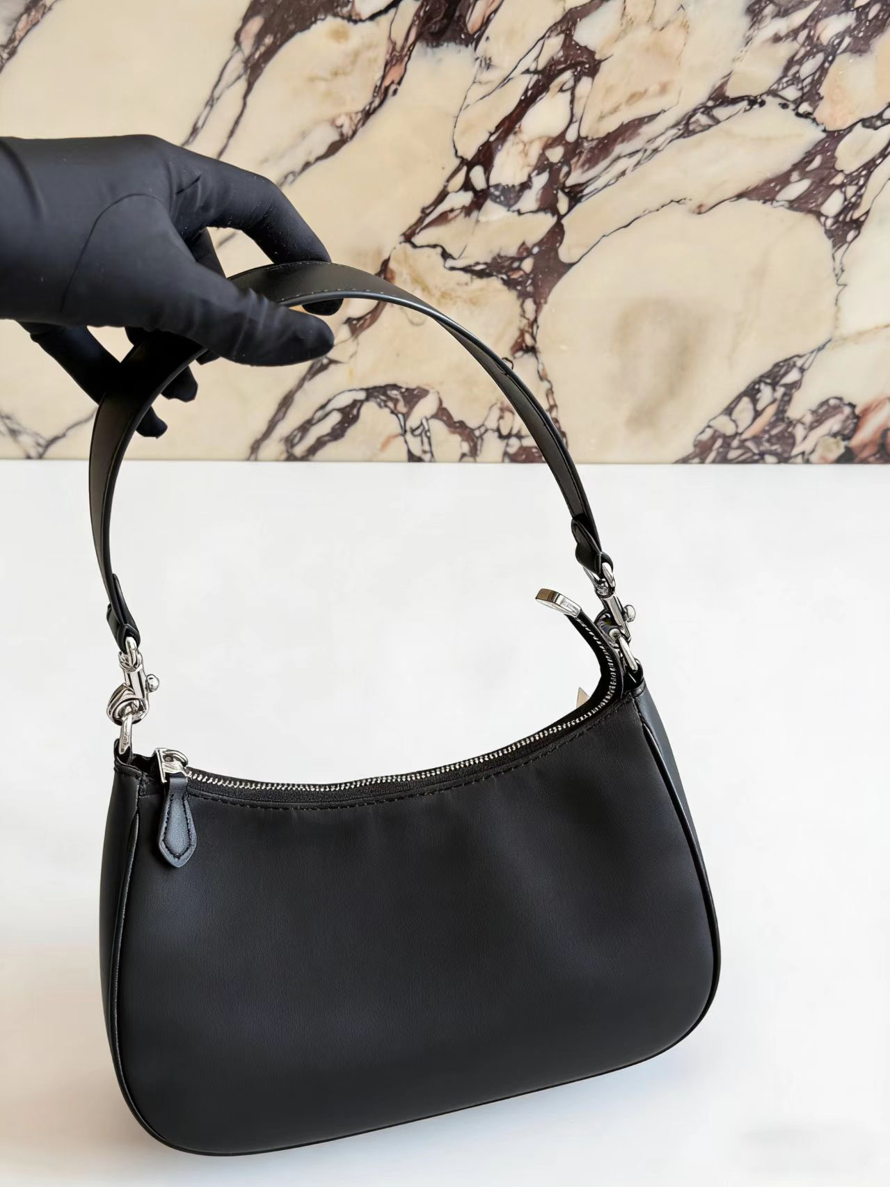 Sophisticated Travel Beauty Case: Stylish Arm Hole Tote Bag Measuring 24x13x7 cm