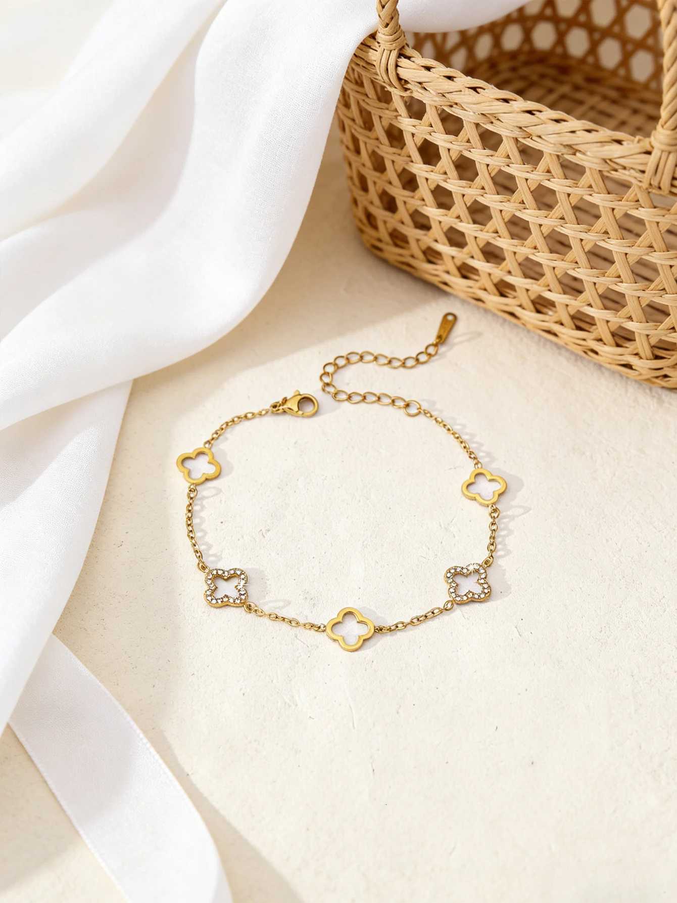Fashion Light Luxury High-Level Sense Of Stainless Steel Plated 18K Gold With Diamonds Hollow Flower Female H260321 - view 3