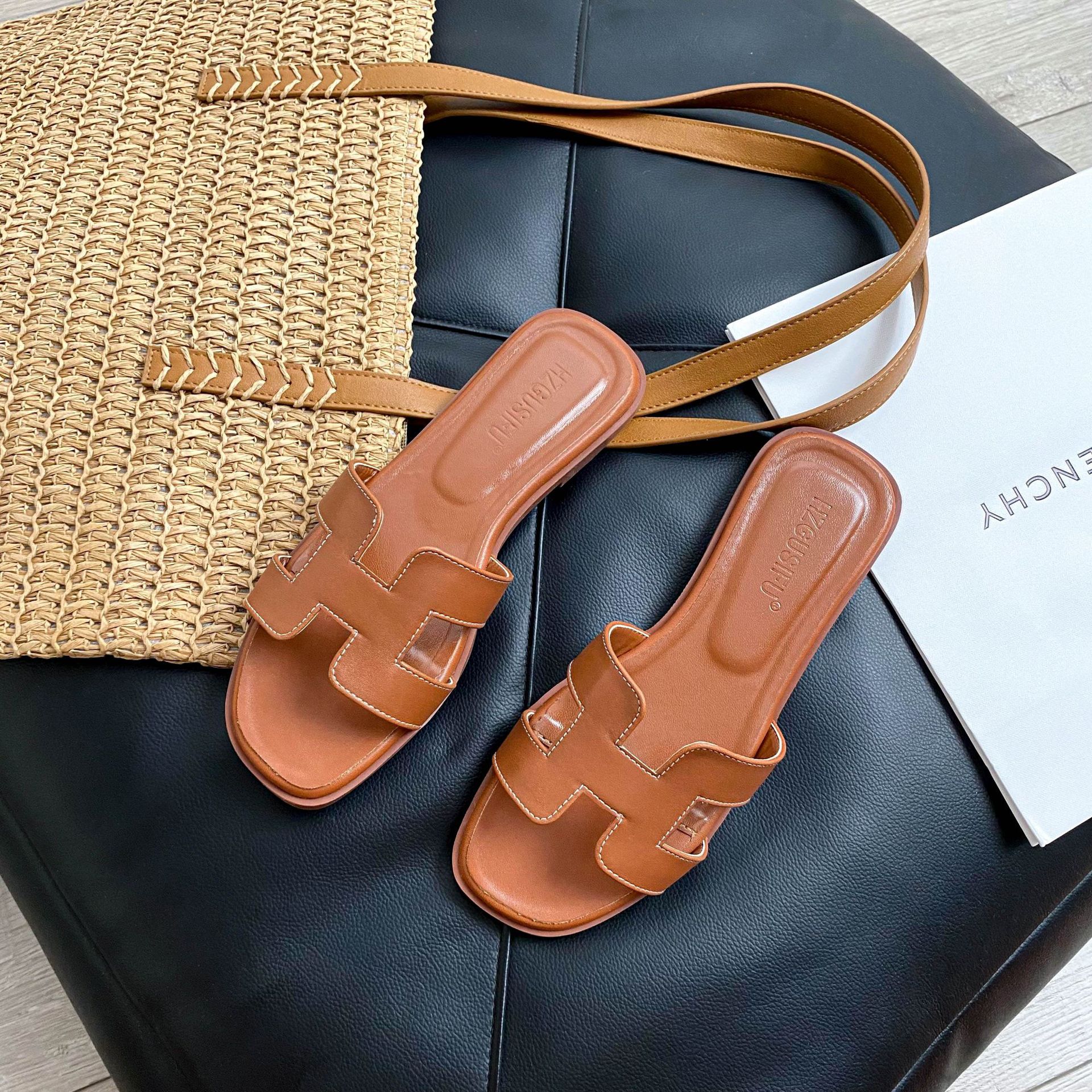 HZGUSIFU Free delivery luxury Slippers Fashionable and comfortable women's outdoor slippers anti slip and cool slippers