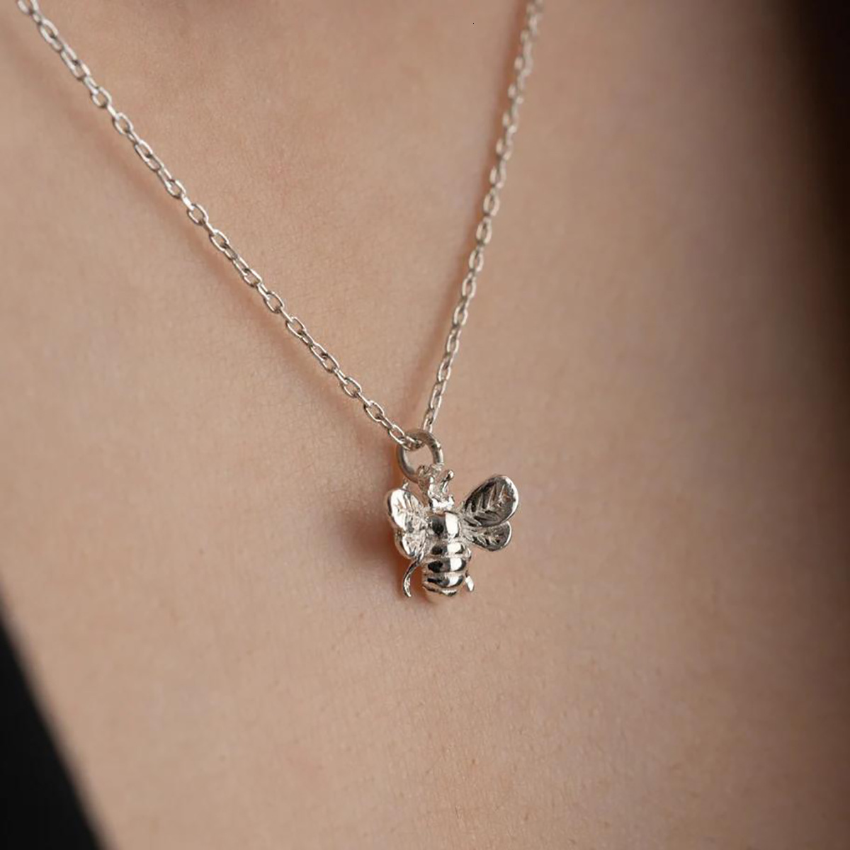 Womens Jewelry Gold Necklace Titanium Steel Cable Chain Brass Real Gold Plated Little Bee Pendant Non Fading Clavicle Chain