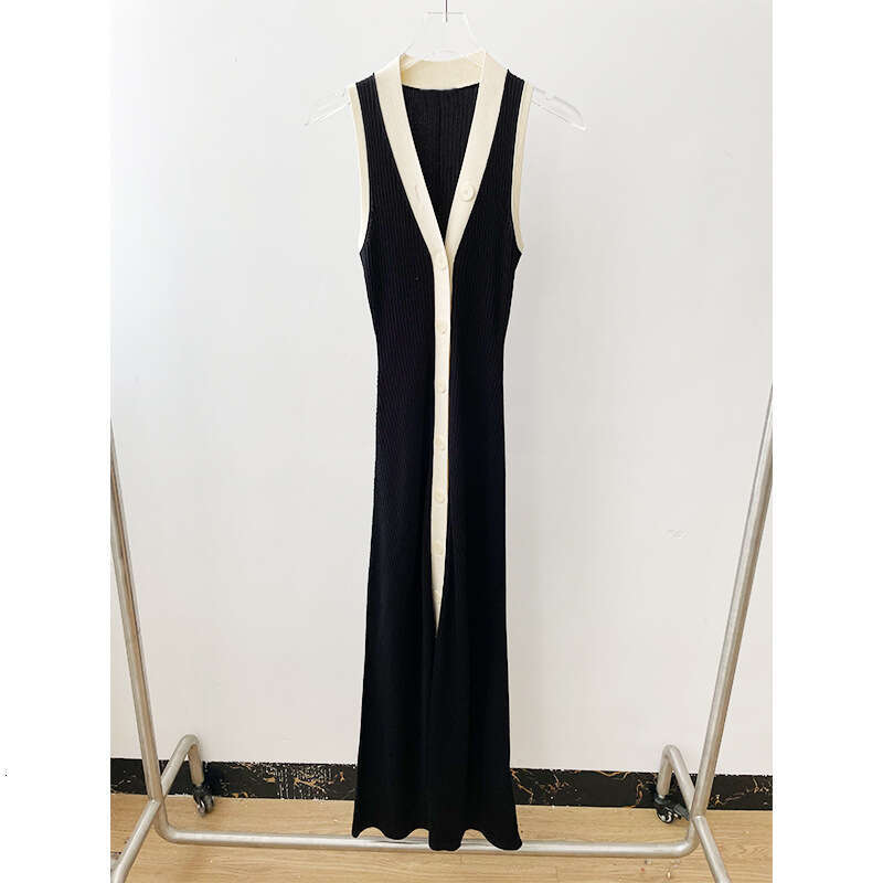 2026 Spring New Designer French F8 Elegant Black and White Contrast Sleeveless V-neck Knitted Dress