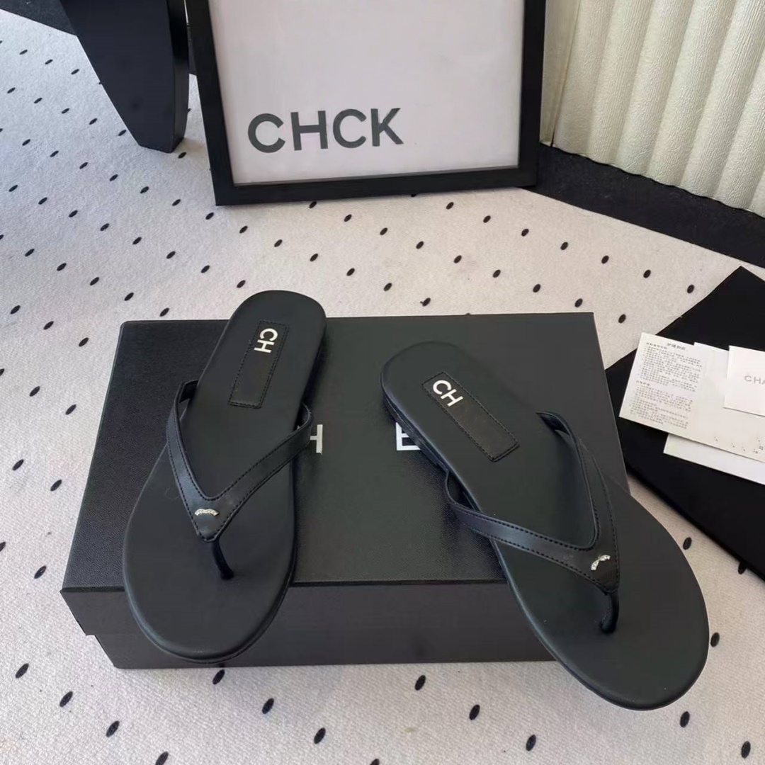 2026 Luxury Designer Flip Flops for Women CC Logo Leather Thong Sandals Elegant Black Beach Slippers for Summer Vacation