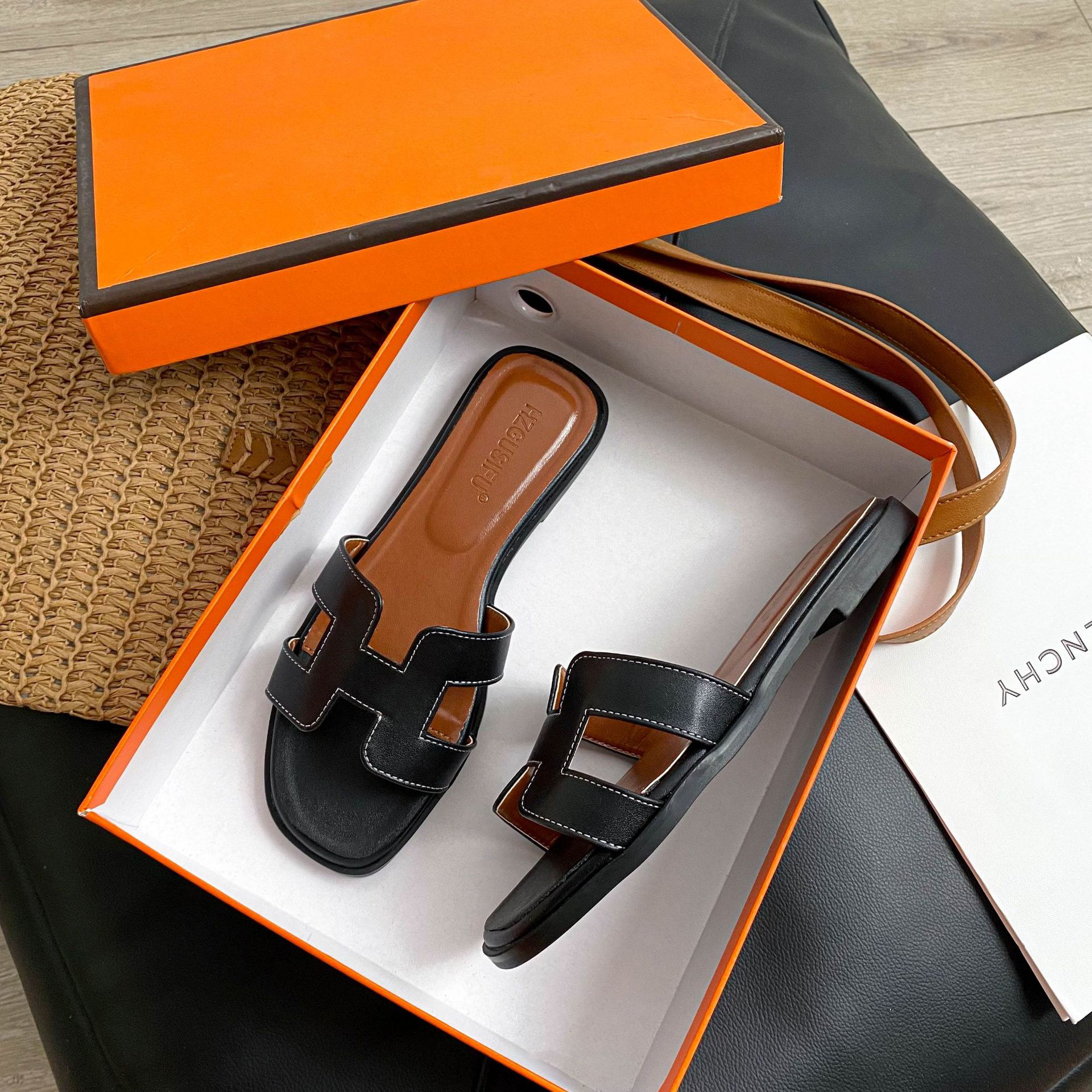 HZGUSIFU Free delivery luxury Slippers Fashionable and comfortable women's outdoor slippers anti slip and cool slippers