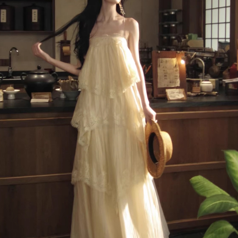 French-style Lace Suspender Dress With A Large Hem For Women Gentle Style Slimming Vacation Designer Dress Cake Dress