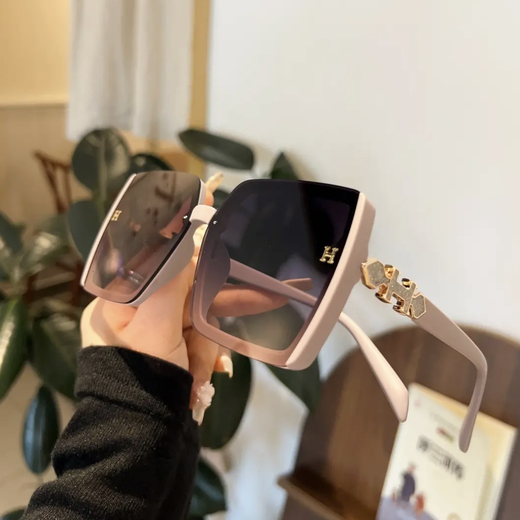 Designer Luxury Brand 2026 New Fashionable Women's Large Frame Sunglasses With Engraved Words Lightweight Luxury Travel Glasses Outdoor Bicycle Sunglasses