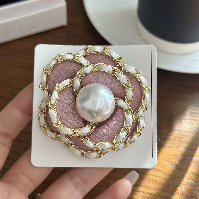Broch Retro Fabric Style Metal Chain Pearl Camellia Brooch Three Dimensional Flower Niche Fashion Exquisite Pin Multi Color Chest Flower Designer Broc
