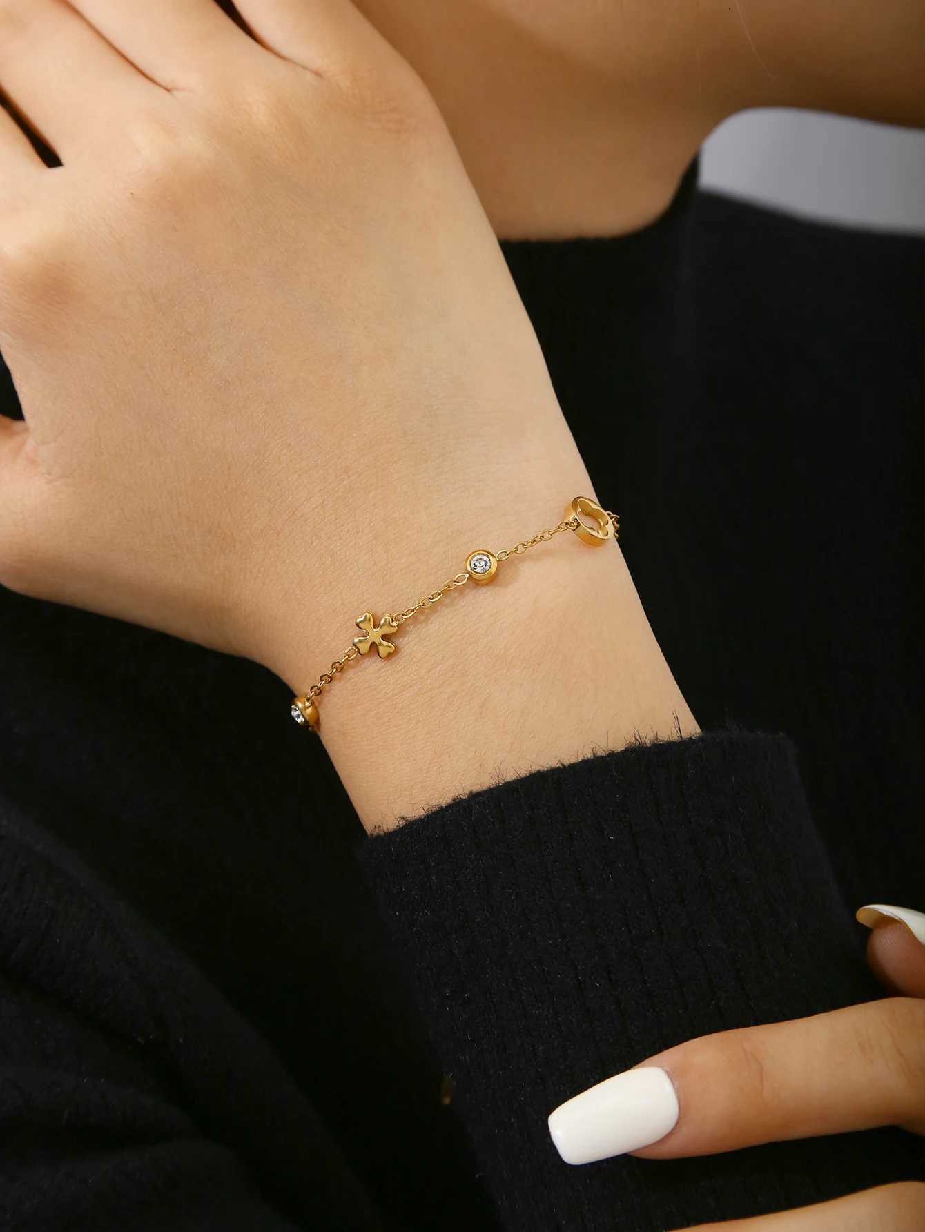 Delicate Temperament Trend Versatile Stainless Steel 18K Gold-Plated Diamonds Hollow Cross Flower Female H260321 - view 4