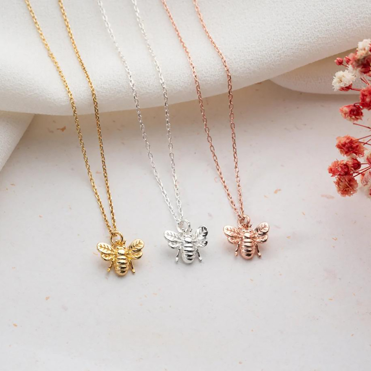 Womens Jewelry Gold Necklace Titanium Steel Cable Chain Brass Real Gold Plated Little Bee Pendant Non Fading Clavicle Chain