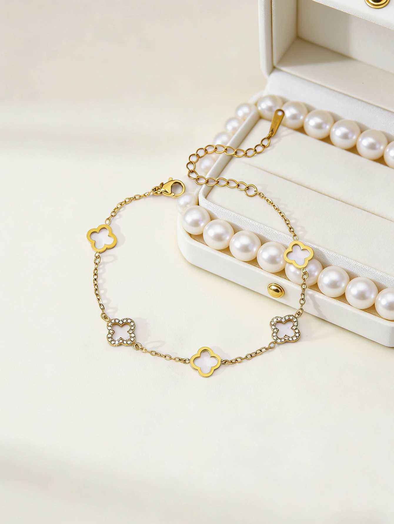 Fashion Light Luxury High-Level Sense Of Stainless Steel Plated 18K Gold With Diamonds Hollow Flower Female H260321 - view 5
